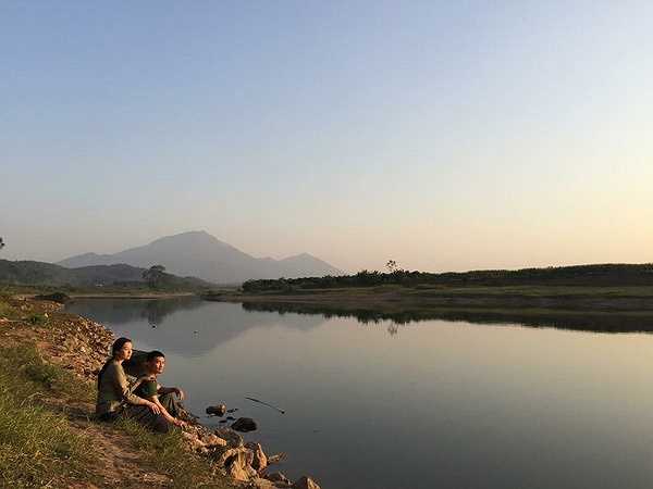 Anh vào vai San, bạn trai của Mây từ thuở cắp sách tới trường. Hai người từng hẹn ước sẽ làm đám cưới khi hòa bình lập lại. Khi Mây ra chiến trường, San ở nhà chờ đợi