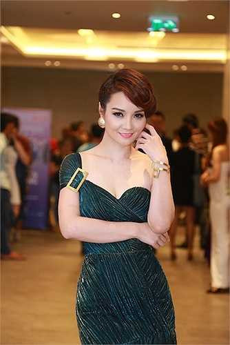 'Cô Trúc' diện một chiếc đầm lệch vai với phần cổ trễ nải khoe vòng một táo bạo. Màu sắc của chiếc đầm giúp cô khoe được làn da trắng nõn nà.