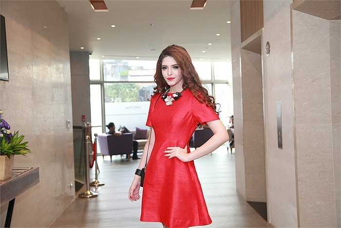 Andrea xuất hiện với trang phục khá kín đáo và vẻ mệt mỏi. Cách make-up đậm cộng thêm cho cô nàng hàng chục tuổi.