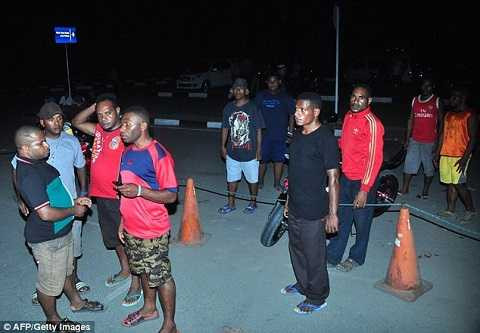 Thân nhân hành khách tập trung ở sân bay đợi tin tức Thân nhân hành khách tập trung ở sân bay đợi tin tức