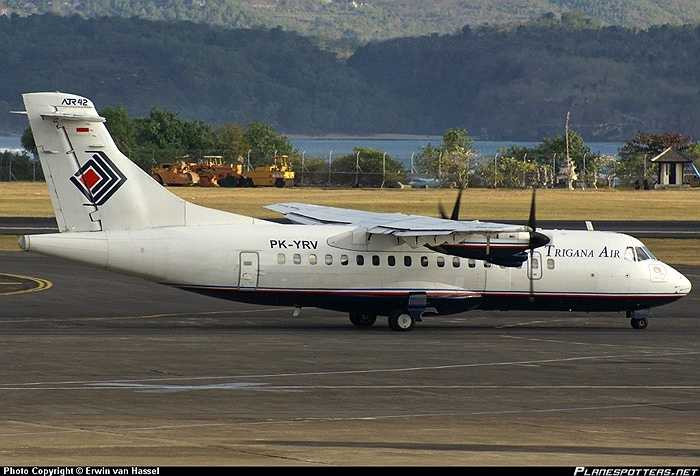 Có 3 dòng ATR 42 là ATR 42-300, ATR 42-320 và ATR 42-500. Máy bay này có 2 động cơ tua bin cánh quạt