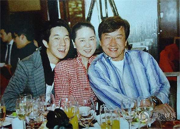 Sau khi kết hôn với Thành Long, Lâm Phụng Kiều cũng biến mất khỏi showbiz. Bà ẩn cư ở Mỹ nuôi con một mình. Thành Long ca tụng vợ bởi sự hy sinh của bà trong mấy chục năm qua. Nhiều người không khỏi tiếc vẻ đẹp giai nhân Đài Loan một thời bị quên lãng nơi xứ người.