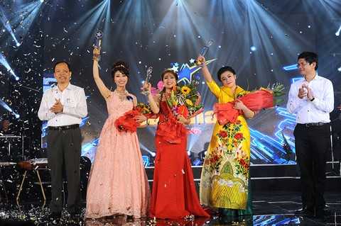 Ba thí sinh đạt giải nhất Sao Mai 2015: Nguyễn Bảo Yến (thính phòng), Hoàng Thị Hồng Ngọc (nhạc nhẹ) và Nguyễn Thị Thu Hằng (dân gian).