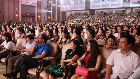 Khán phòng 1.300 chỗ của Trung tâm hội nghị quốc tế FLC Sầm Sơn luôn chật kín khán giả trong cả 4 đêm thi chung kết. Khán phòng 1.300 chỗ của Trung tâm hội nghị quốc tế FLC Sầm Sơn luôn chật kín khán giả trong cả 4 đêm thi chung kết.