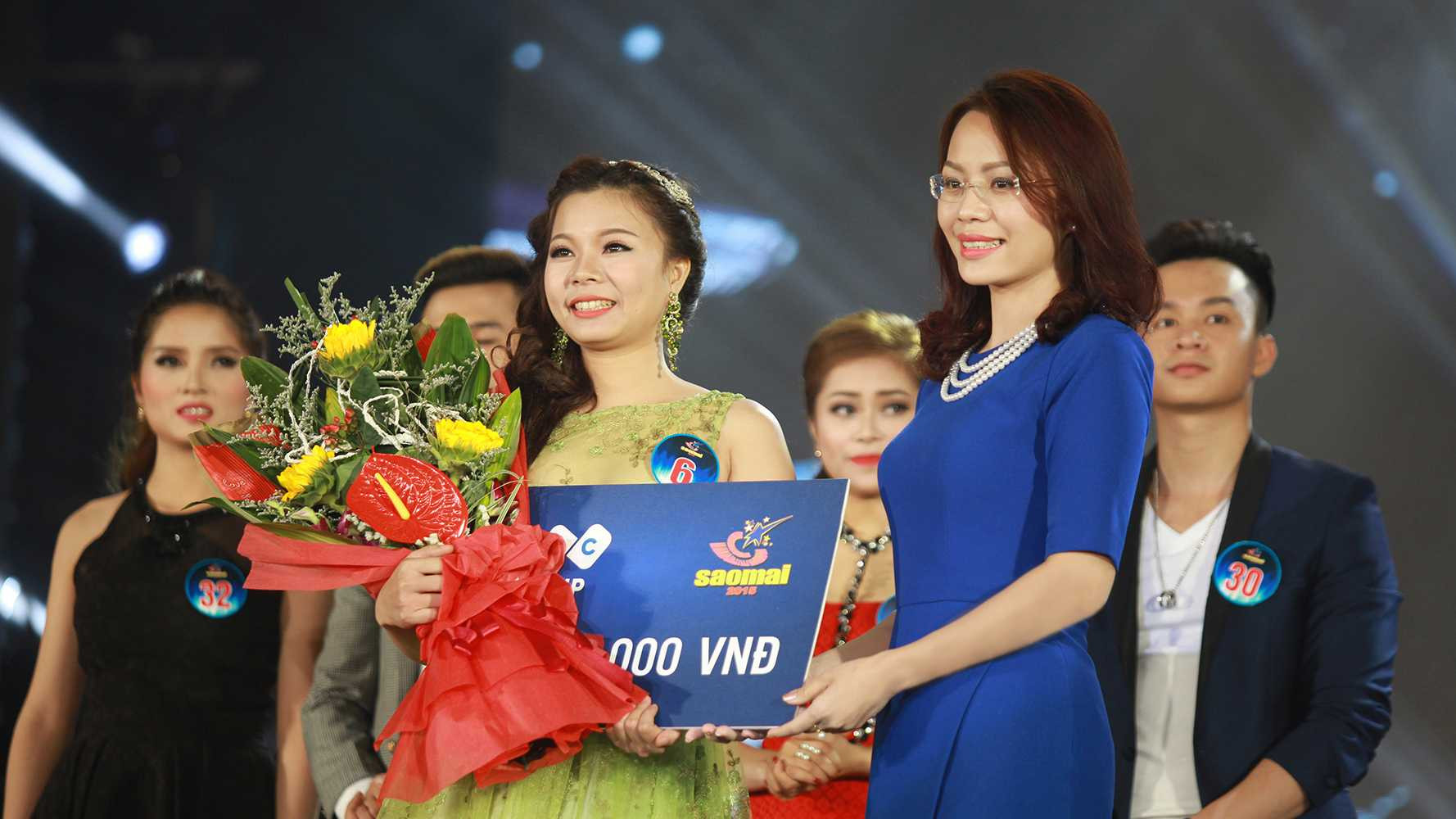 Bà Hương Trần Kiều Dung, Tổng giám đốc Tập đoàn FLC trao thưởng cho thí sinh Lê Thị Dung – thí sinh được khán giả bình chọn nhiều nhất qua tin nhắn. Trong 3 đêm thi trước, Tập đoàn FLC cũng đã trao 3 giải thưởng, mỗi giải trị giá 10.000.000 VNĐ cho những thí sinh được bình chọn nhiều nhất trong các đêm thi.