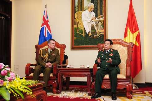 Trung tướng Tim Keating chào xã giao Đại tướng, Bộ trưởng Quốc phòng Phùng Quang Thanh