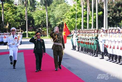 Trung tướng Tim Keating và Thượng tướng, Tổng tham mưu trưởng Quân đội nhân dân Việt Nam Đỗ Bá Tỵ duyệt đội danh dự - Ảnh: Tùng Đinh Trung tướng Tim Keating và Thượng tướng, Tổng tham mưu trưởng Quân đội nhân dân Việt Nam Đỗ Bá Tỵ duyệt đội danh dự - Ảnh: Tùng Đinh