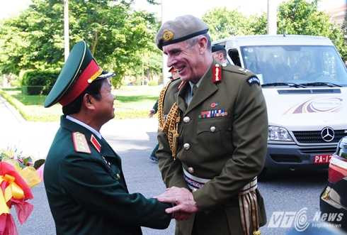 Thượng tướng Đỗ Bá Tỵ đón Trung tướng Tim Keating sáng 17/8 - Ảnh: Tùng Đinh Thượng tướng Đỗ Bá Tỵ đón Trung tướng Tim Keating sáng 17/8 - Ảnh: Tùng Đinh