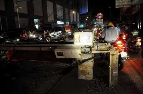 Một trụ điện bị gãy đổ ngã xuống đường - Ảnh: A Lộc Một trụ điện bị gãy đổ ngã xuống đường - Ảnh: A Lộc