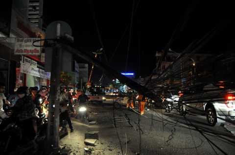 Người đi xe máy phải leo lên lề đường để di chuyển - Ảnh: A Lộc Người đi xe máy phải leo lên lề đường để di chuyển - Ảnh: A Lộc