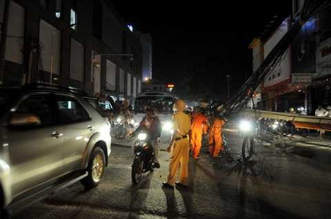 Lực lượng chức năng điều tiết giao thông tại hiện trường vụ tai nạn - Ảnh: A Lộc Lực lượng chức năng điều tiết giao thông tại hiện trường vụ tai nạn - Ảnh: A Lộc