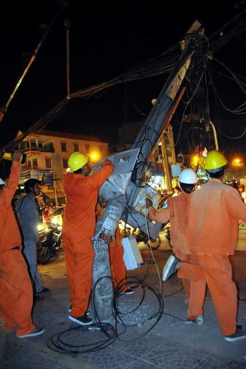 Nhân viên điện lực đã nhanh chóng có mặt tại hiện trường để khắc phục sự cố mất điện do tai nạn - Ảnh: A Lộc Nhân viên điện lực đã nhanh chóng có mặt tại hiện trường để khắc phục sự cố mất điện do tai nạn - Ảnh: A Lộc