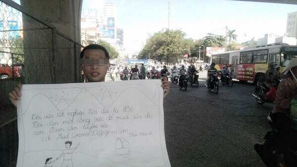 Chàng trai đứng giữa đường xin việc