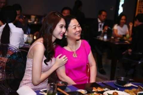 Thu Thảo bên mẹ Trung Tín