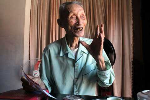 Cụ Ngô Đức Mạch (100 tuổi), nhân chứng sống của ngày 16/8/1945 khi lực lượng thanh niên Can Lộc nổi dậy cướp chính quyền treo cờ đỏ sao vàng nơi huyện đường. Cụ Ngô Đức Mạch (100 tuổi), nhân chứng sống của ngày 16/8/1945 khi lực lượng thanh niên Can Lộc nổi dậy cướp chính quyền treo cờ đỏ sao vàng nơi huyện đường.