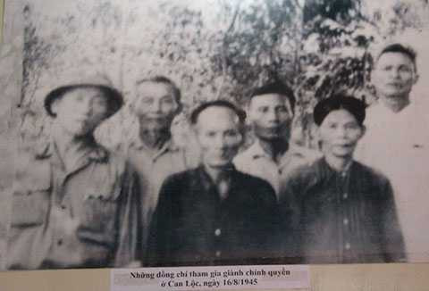 Những người thuộc Đội thanh niên cứu quốc tham gia cướp chính quyền. Những người thuộc Đội thanh niên cứu quốc tham gia cướp chính quyền.