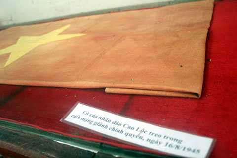 Lá cờ đỏ sao vàng từng được treo lên trong ngày 16/8/1945. Can Lộc là nơi đầu tiên giành được chính quyền, sớm hơn 3 ngày so với cả nước. Lá cờ đỏ sao vàng từng được treo lên trong ngày 16/8/1945. Can Lộc là nơi đầu tiên giành được chính quyền, sớm hơn 3 ngày so với cả nước.