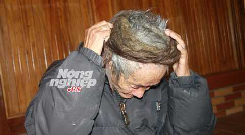 Hằng ngày lão Páo phải cuốn mái tóc lại quanh đầu Hằng ngày lão Páo phải cuốn mái tóc lại quanh đầu