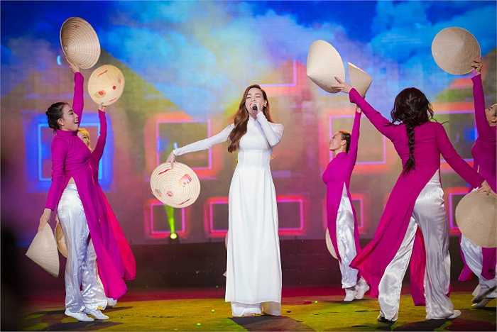 Trong chương trình nghệ thuật Tự hào Tổ quốc tôi chào mừng 70 năm ngày Cách mạng tháng Tám và ngày quốc khánh 2/9 được truyền hình trực tiếp trên sóng VTV1, có sự góp mặt của dàn ca sỹ trẻ.