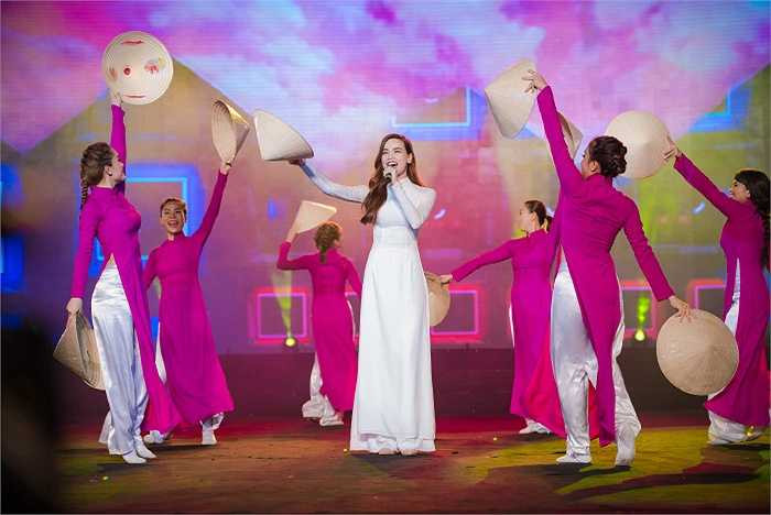 Khá nhiều người bất ngờ khi những cái tên như Hồ Ngọc Hà, Noo Phước Thịnh...biểu diễn những ca khúc truyền thống.