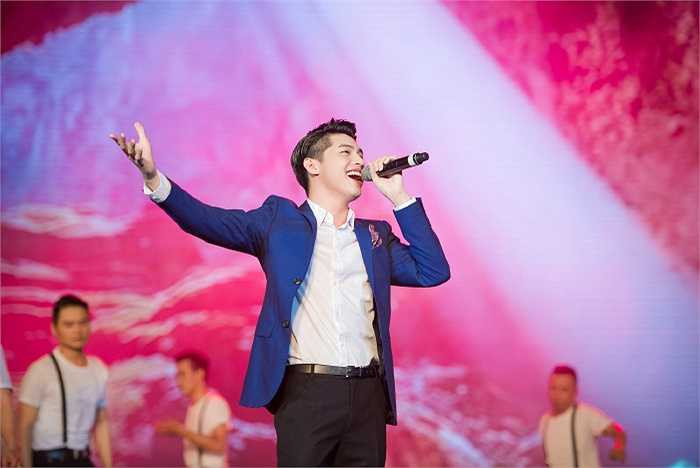 Noo Phước Thịnh với 'Xin chào Việt Nam' và 'Hãy đến với những con người Việt Nam tôi'.