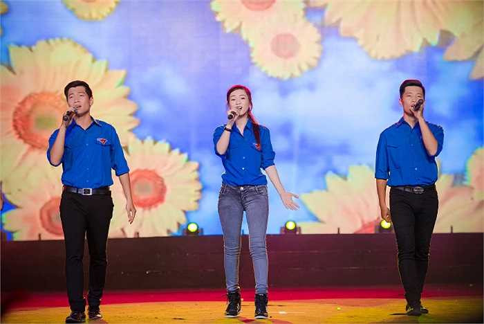 Đinh Hương trong chiếc áo xanh tình nguyện.