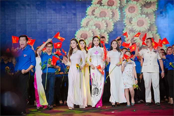 Hoa hậu Kỳ Duyên, Á hậu Tú Anh, Á hậu Huyền My...cũng xuất hiện trong chương trình.