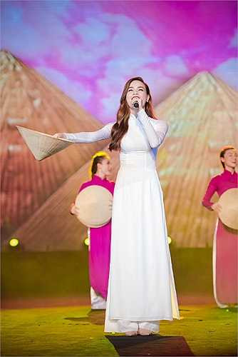 Hình ảnh đẹp của Hà Hồ trên sóng truyền hình.