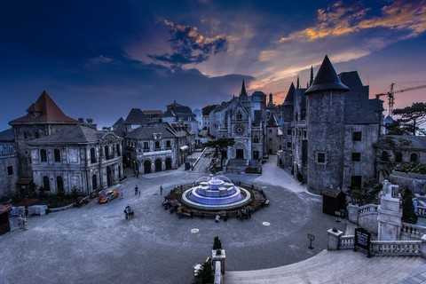 Những tòa lâu đài Làng Pháp đứng ngả bóng mình trầm mặc mà quyến rũ dưới trời hoàng hôn của xứ sở non tiên Bà Nà, khiến du khách tựa như đang lạc vào xứ sở cổ tích Những tòa lâu đài Làng Pháp đứng ngả bóng mình trầm mặc mà quyến rũ dưới trời hoàng hôn của xứ sở non tiên Bà Nà, khiến du khách tựa như đang lạc vào xứ sở cổ tích