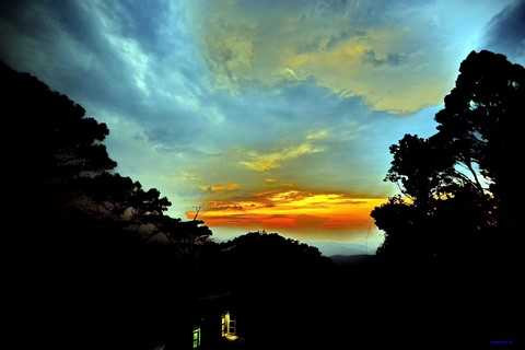 Rồi mặt trời khuất bóng, chỉ để lại những tia sáng màu cam lóe lên trên nền trời của đêm. Tất cả quá trình kì diệu ấy chỉ xuất hiện trong chưa đầy một tiếng, nhưng mang đến trọn những cảm xúc ngất ngây cho những ai ngắm nhìn. Rồi mặt trời khuất bóng, chỉ để lại những tia sáng màu cam lóe lên trên nền trời của đêm. Tất cả quá trình kì diệu ấy chỉ xuất hiện trong chưa đầy một tiếng, nhưng mang đến trọn những cảm xúc ngất ngây cho những ai ngắm nhìn.