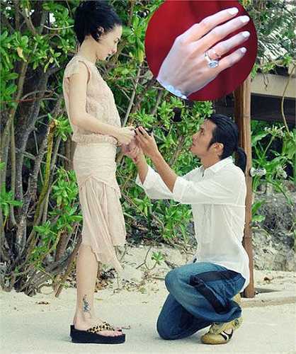 Năm 2006, Trương Bá Chi nhận lời cầu hôn của Tạ Đình Phong dưới ánh hoàng hôn trên quần đảo Palawan, Philippines với chiếc nhẫn kim cương 5 carat trị giá 7 triệu HKD (gần 20 tỉ đồng).