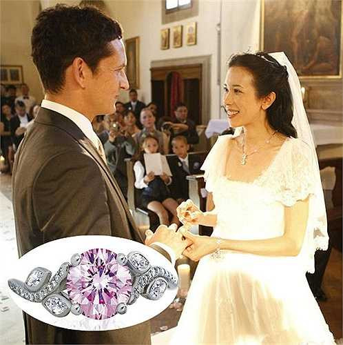 Mạc Văn Úy được ông xã Johannes tặng nhẫn cưới thương hiệu Adonis Rose.