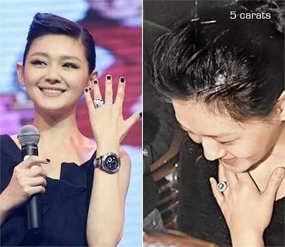 Ngày 22.3.2011, Từ Hy Viên và Uông Tiểu Phi tổ chức đám cưới tại Tam Á, đảo Hải Nam. Nữ diễn viên được ông xã tặng nhẫn kim cương 6 carat trị giá 30 triệu Đài tệ (21 tỉ đồng), do chính anh thiết kế.