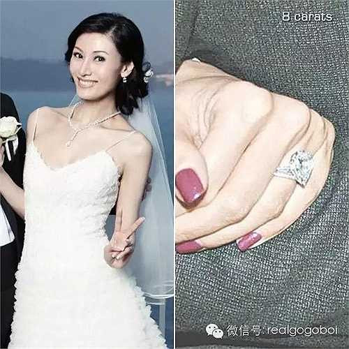 Khi lên xe hoa cùng đại gia Hồng Kông Hứa Tấn Hanh, Lý Gia Hân được chồng tặng nhẫn cưới kim cương 8 carat trị giá 50 triệu NDT (171 tỉ đồng).