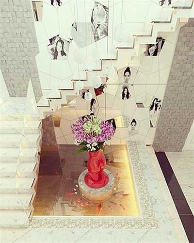 Ngoài những đồ nội thất đắt tiền thì cách bài trí cũng rất tinh tế cũng để cho thấy gu thẩm mỹ của chủ nhân căn nhà. Những tấm ảnh đẹp của 'nữ hoàng nội y' cũng được chọn lọc để trang trí trên tường. 