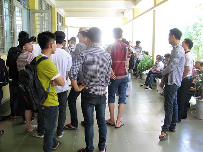 Ngày 17/8, khá nhiều thí sinh không đủ điểm đã đến Đại học Bách khoa Hà Nội rút hồ sơ (Ảnh: Phạm Thịnh)