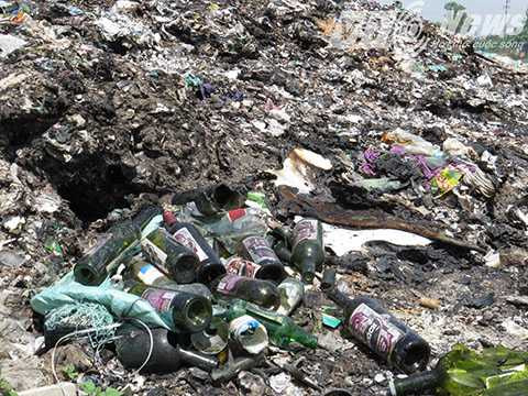 Chai lọ thủy tinh, bóng điện cũng được tập kết ra bãi rác thải này mà không có biện pháp xử lý, tiêu hủy - Ảnh MK