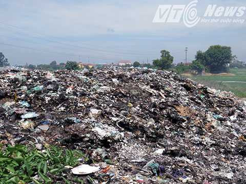 Chất thải nguy hại, chất thải công nghiệp cũng được thu gom, tập kết tại đây - Ảnh MK
