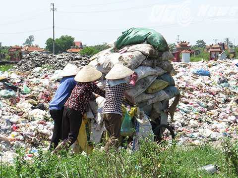 Những người nông dân ở độ tuổi 50-60 không còn biết làm gì hơn nên đành chấp nhận đi thu gom rác thải trong điều kiện, môi trường độc hại như thế này - Ảnh MK