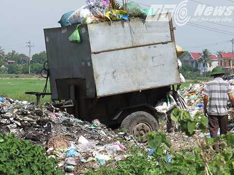 Hàng ngày, những phương tiện tự chế lại vận chuyển rác thải ra đây tập kết, khiến nơi đây rác chất thành núi - Ảnh MK