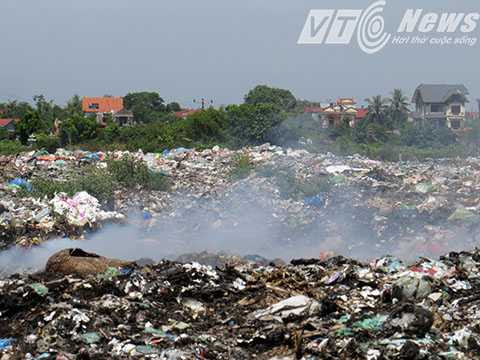 Bãi rác khổng lồ giữa cánh đồng chỉ cách khu dân cư 5-700m - Ảnh MK