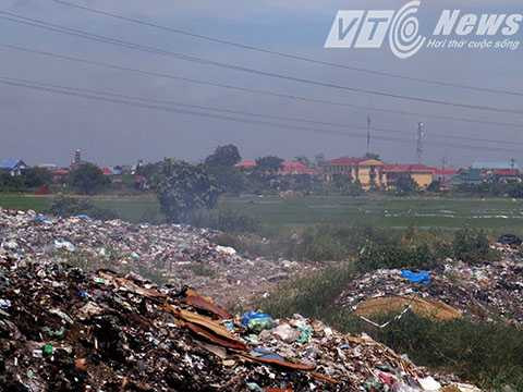 Cách bãi rác không xa là trụ sở các cơ quan của Huyện ủy, chính quyền và các đoàn thể, tổ chức của huyện Kim Thành và thị trấn Phú Thái - Ảnh MK