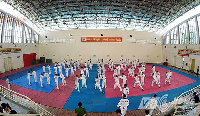 Võ thuật Công an nhân dân (CAND) là một trong những nội dung quan trọng của chương trình đào tạo Học viện Cảnh sát nhân dân. Môn học này gồm 240 tiết. Học xong phần này, học viên sẽ có 160 tiết võ thuật nâng cao.