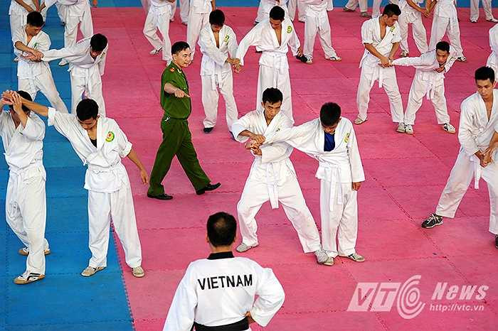 Cao dán trở thành vật dụng quen thuộc của nữ sinh Cảnh sát nhân dân và mỗi tối trở về phòng, họ lại động viên, xoa bóp chân tay cho nhau.