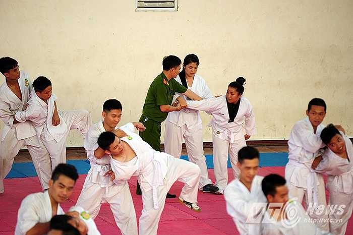 Nhưng những vất vả, mệt nhọc hay chấn thương đó không làm nhụt được ý chí tập luyện kiên trì để có thể tự tin phòng vệ, hoàn thành tốt nhiệm vụ của người cảnh sát nhân dân sau này.