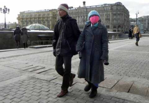 Vợ chồng chị Phượng trên đường phố Matxcơva năm 2013 - Ảnh: Q.Trung