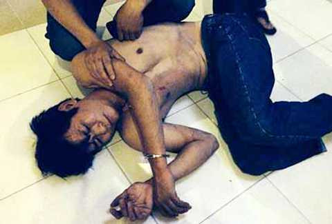 Nhật Khùng bị cảnh sát khống chế khi chưa kịp bóp cò. Ảnh: C.A Nhật Khùng bị cảnh sát khống chế khi chưa kịp bóp cò. Ảnh: C.A