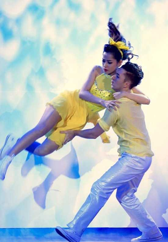 ngã trên sân khấu