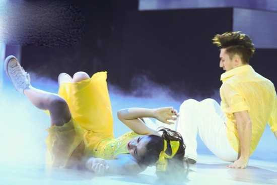 ngã trên sân khấu