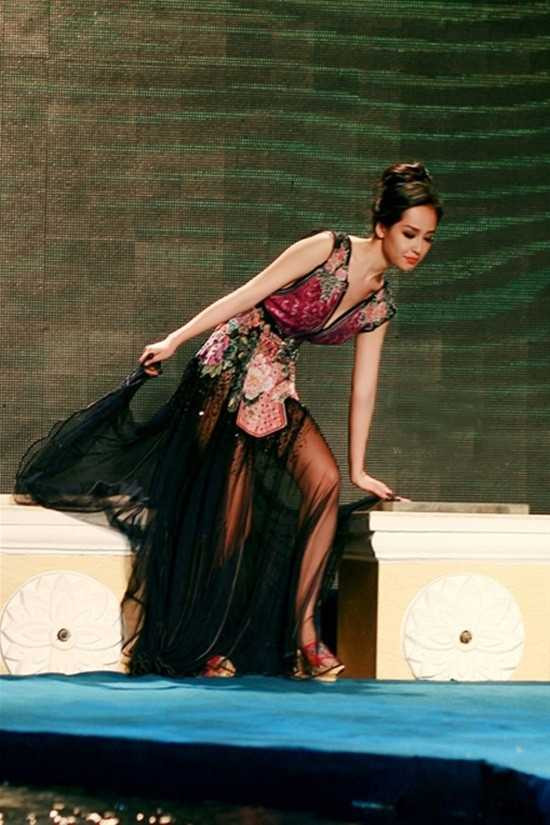 ngã trên sân khấu